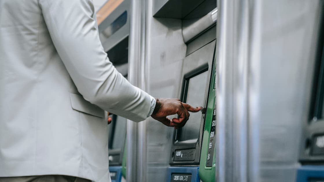 Will a Saudi Bank Account Freeze Automatically After a Final Exit Is Issued?